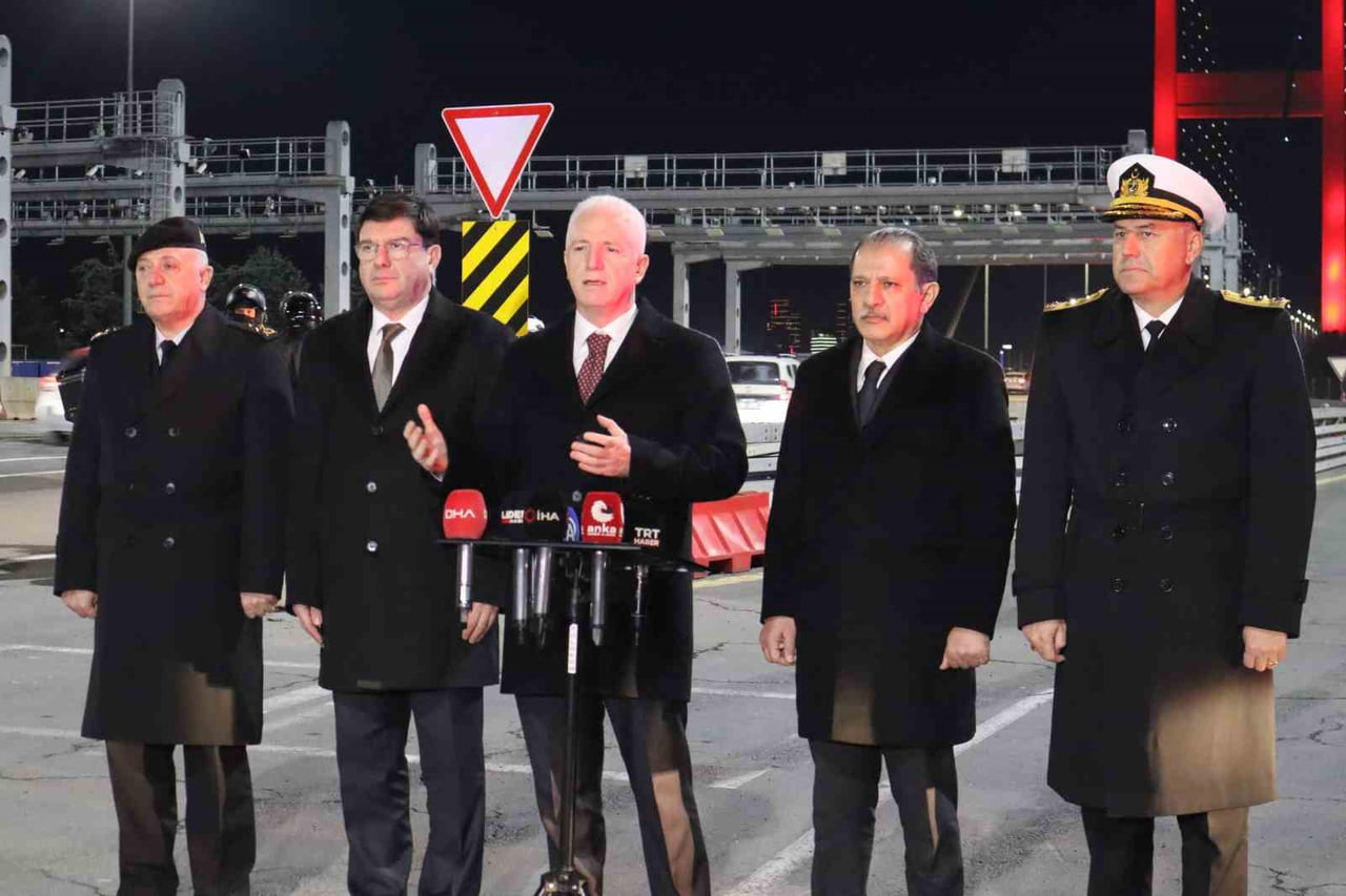 İSTANBUL VALİSİ DAVUT GÜL VE BERABERİNDEKİ HEYET, YILBAŞI TEDBİRLERİ KAPSAMINDA 15 TEMMUZ ŞEHİTLER...