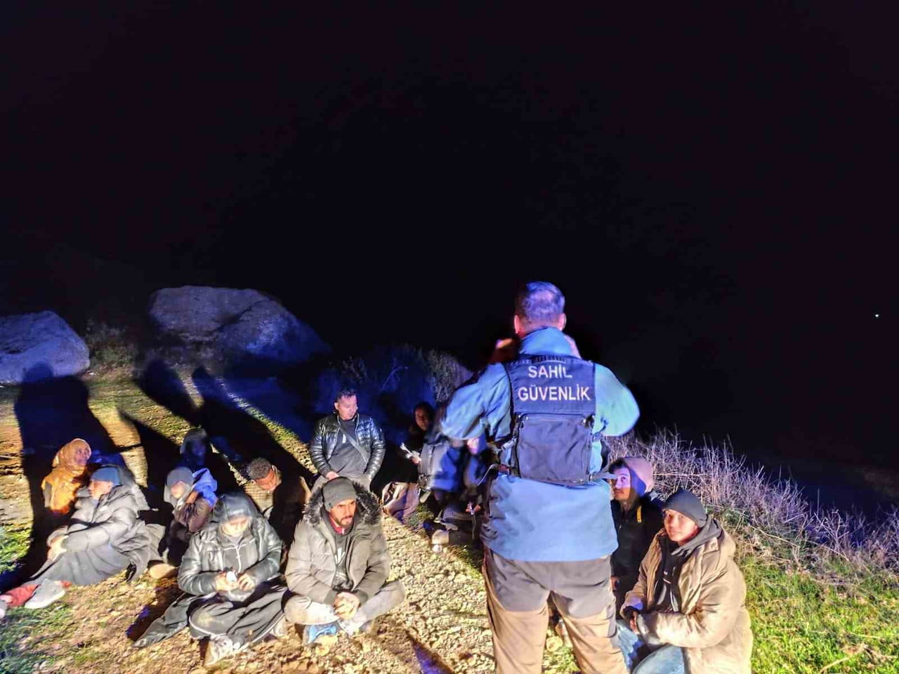 İZMİR'DE 24 SAATTE 99 GÖÇMEN YAKALANDI