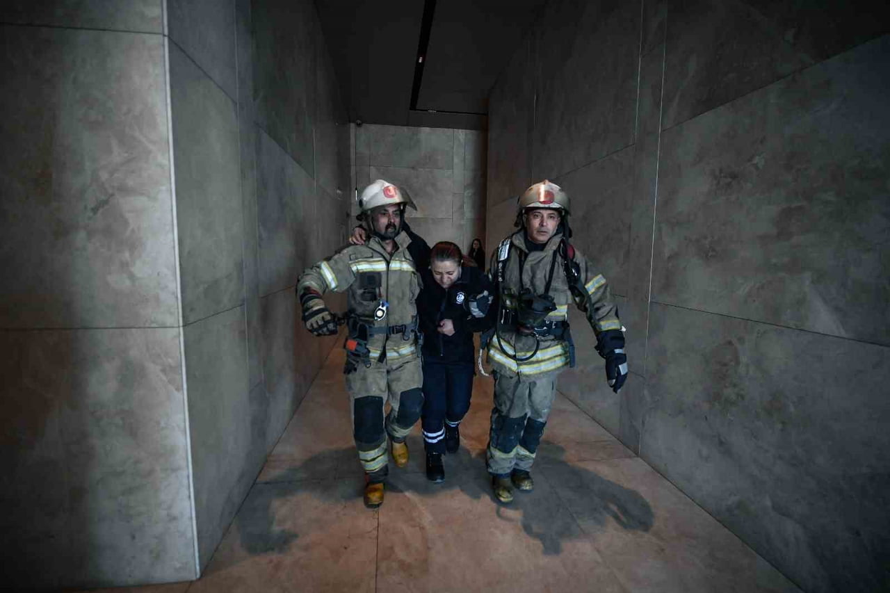 İZMİR'DE İTFAİYE EKİPLERİ, BAYRAKLI’DAKİ 47 KATLI BİR GÖKDELENDE GERÇEKLEŞTİRDİKLERİ YANGIN VE...