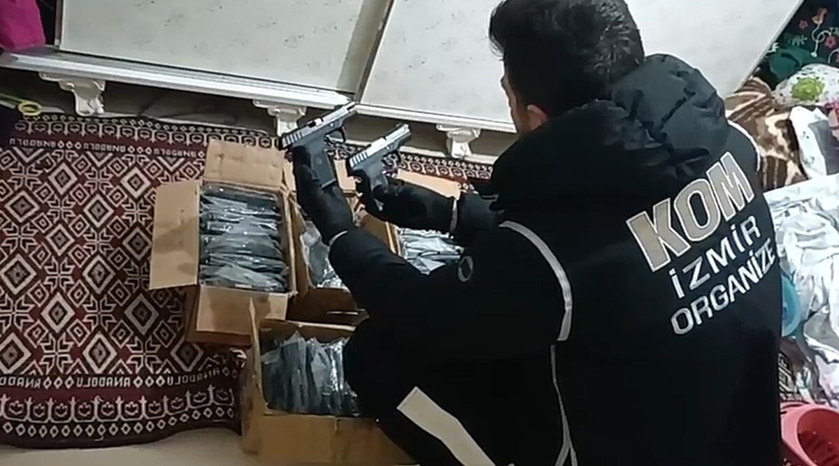 İZMİR'DE YASA DIŞI SİLAH TİCARETİ YAPANLARA YÖNELİK OPERASYON DÜZENLENDİ