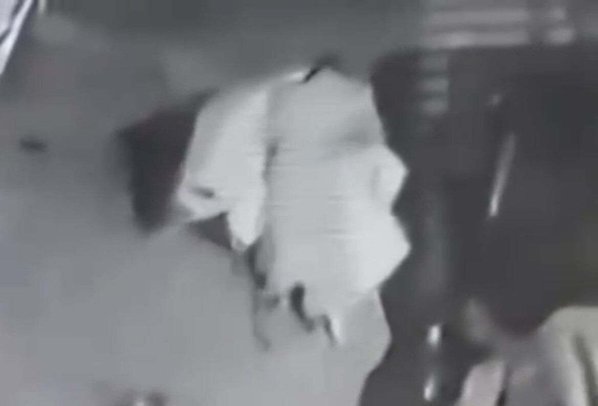 İZMİR'İN BUCA İLÇESİNDE BİR KADIN, GÖZÜNE KESTİRDİĞİ GİRİŞ KATTAKİ EVİN BALKONUNDA ASILI HALIYI...