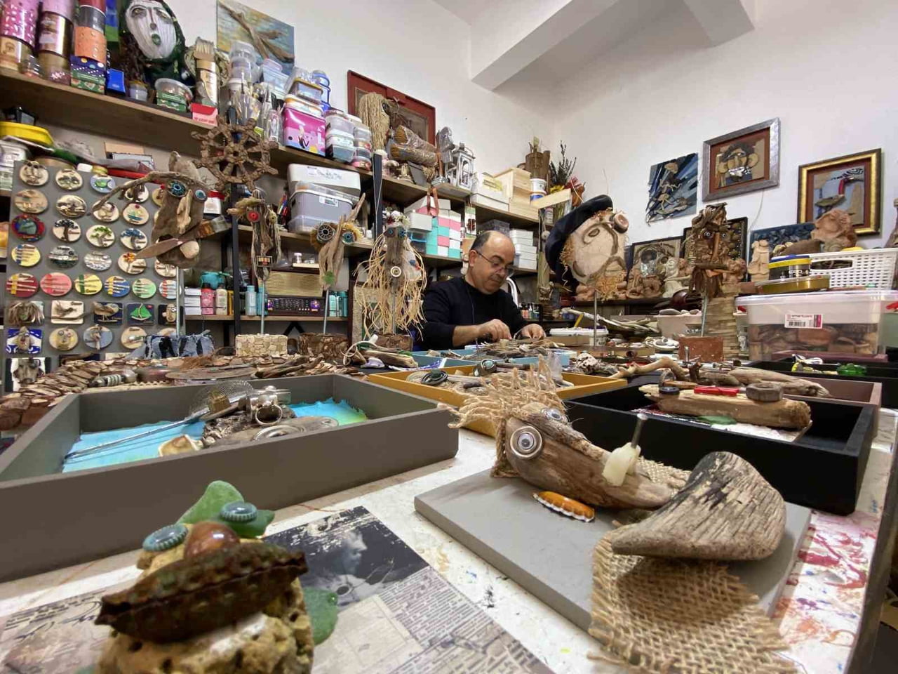 İZMİR'İN ÇEŞME İLÇESİNDE 33 YIL ESNAFLIK YAPAN 64 YAŞINDAKİ NİHAT ATAGÖZ, DENİZ KIYISINDAN...