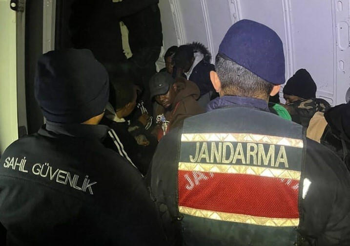 İZMİR'İN DİKİLİ İLÇESİNDE SAHİL GÜVENLİK VE JANDARMA, ORTAK BİR OPERASYONLA 27 DÜZENSİZ GÖÇMEN VE...