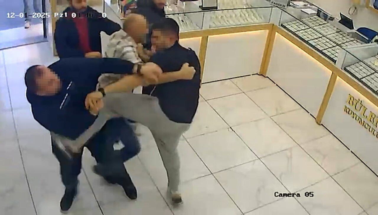 İZMİR'İN MENDERES İLÇESİNDE MÜŞTERİ YÜZÜNDEN TARTIŞAN KUYUMCULAR BİRBİRİNE GİRDİ. KOMŞUSU OLAN...