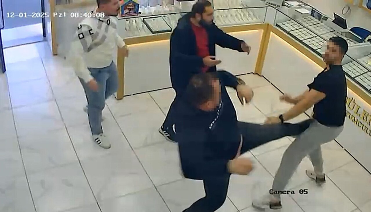 İZMİR'İN MENDERES İLÇESİNDE MÜŞTERİ YÜZÜNDEN TARTIŞAN KUYUMCULAR BİRBİRİNE GİRDİ. KOMŞUSU OLAN...