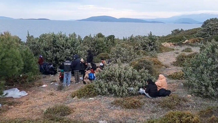 İZMİR'İN URLA VE SEFERİHİSAR İLÇELERİ AÇIKLARINDA DENİZDE SÜRÜKLENEN 58 DÜZENSİZ GÖÇMEN...