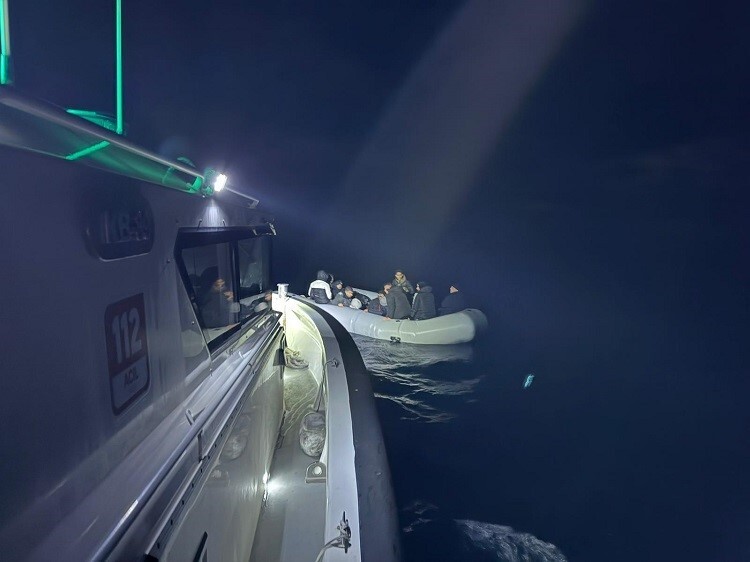 İZMİR'İN URLA VE SEFERİHİSAR İLÇELERİ AÇIKLARINDA DENİZDE SÜRÜKLENEN 58 DÜZENSİZ GÖÇMEN...