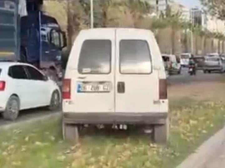 İZMİR’DE ANKARA CADDESİ’NDE ORTA REFÜJÜ KULLANARAK TRAFİĞİ TEHLİKEYE DÜŞÜRDÜĞÜ TESPİT EDİLEN...