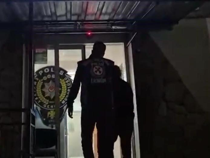 İZMİR’DE ANKARA CADDESİ’NDE ORTA REFÜJÜ KULLANARAK TRAFİĞİ TEHLİKEYE DÜŞÜRDÜĞÜ TESPİT EDİLEN...