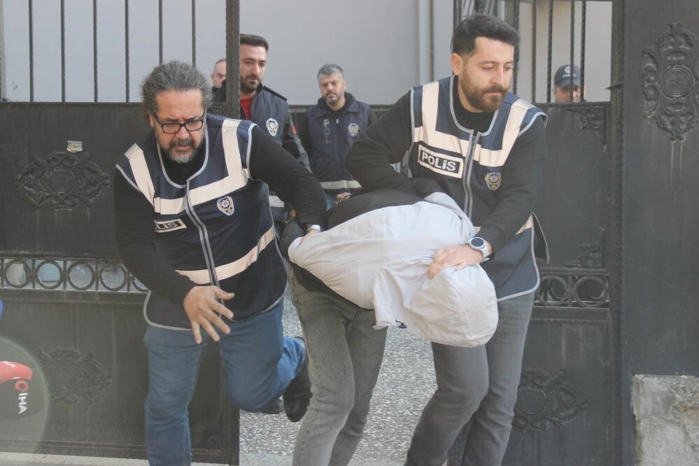 İZMİR’DE BOŞANMA AŞAMASINDAKİ EŞİNİ GÖRÜNTÜLÜ ARAYARAK 3 YAŞINDAKİ ÇOCUĞUNUN BOĞAZINA EKMEK BIÇAĞI...