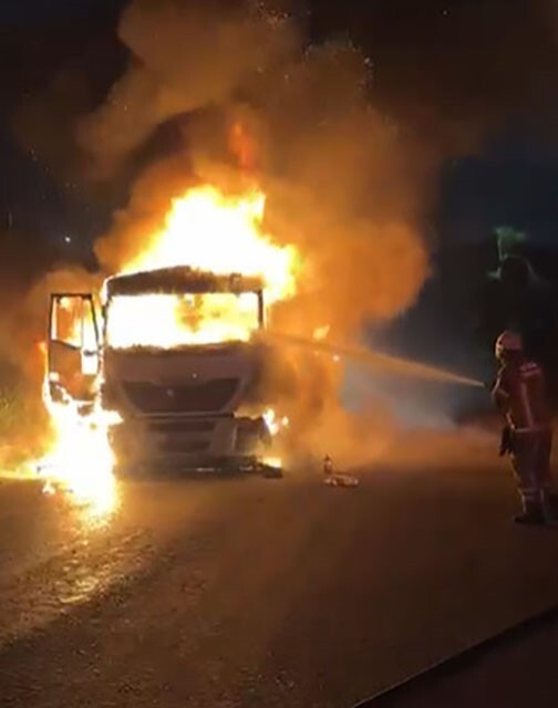 İZMİR’DE KÖMÜR YÜKLÜ TIR ALEV ALDI