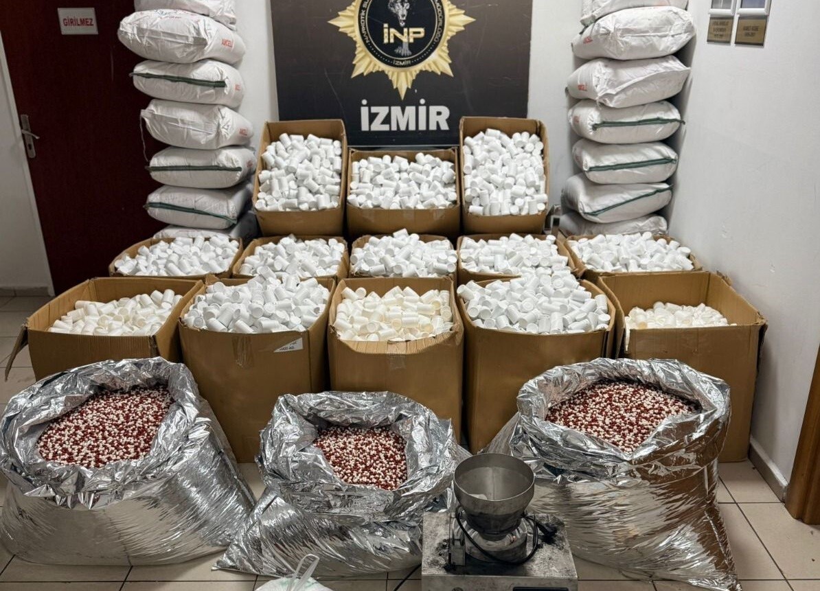 İZMİR’DE NARKOTİK EKİPLERİNİN DÜZENLEDİĞİ OPERASYONDA 2 MİLYON 309 BİN 774 ADET SENTETİK...