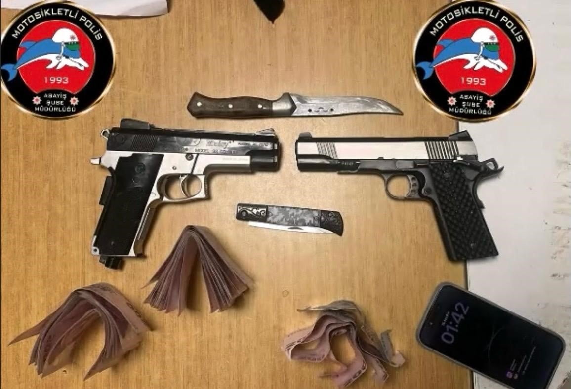 İZMİR’DE POLİS EKİPLERİ TARAFINDAN YAPILAN ASAYİŞ UYGULAMALARINDA ÇOK SAYIDA RUHSATSIZ SİLAH VE...