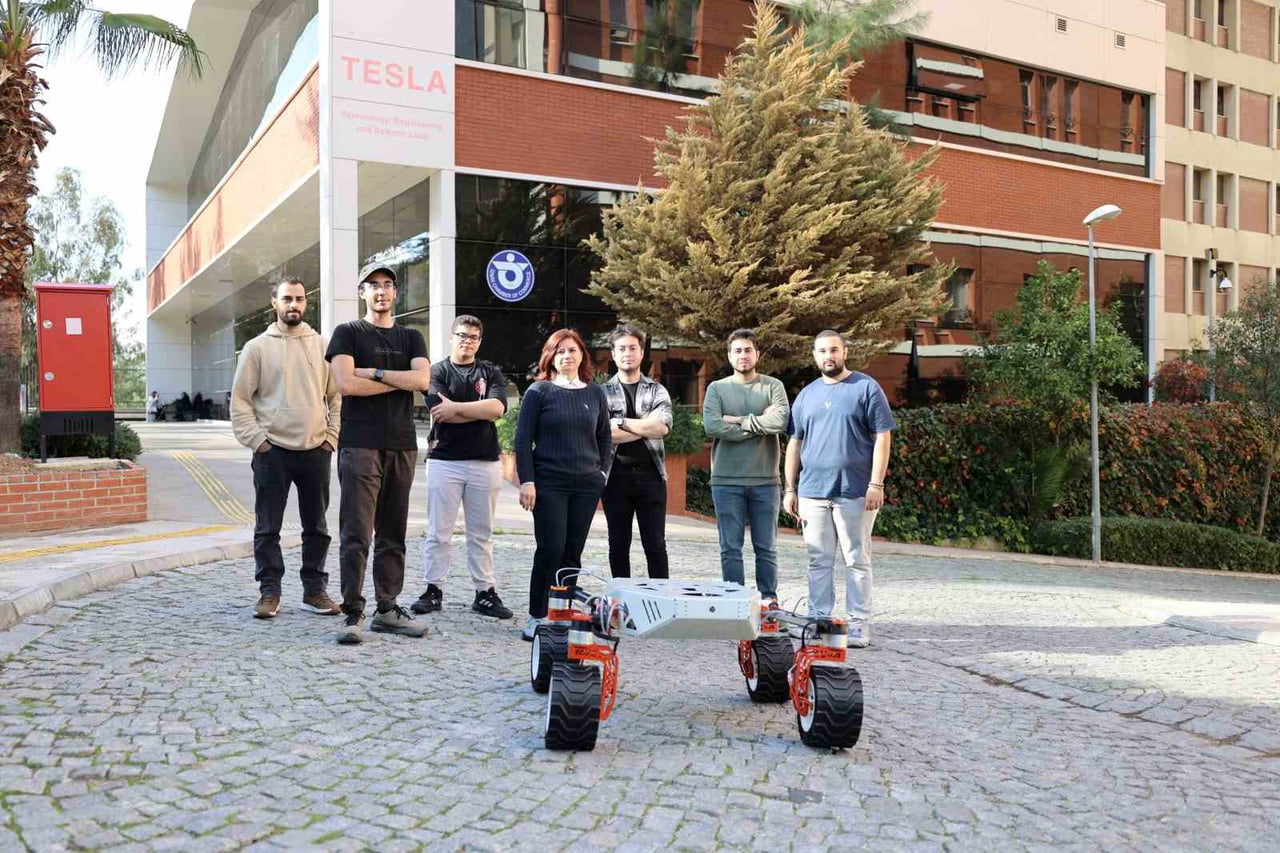 İZMİR EKONOMİ ÜNİVERSİTESİ (İEÜ) MÜHENDİSLİK FAKÜLTESİ ÖĞRENCİLERİ, ÜZERİNDEKİ ROBOTİK KOL, KAMERA...