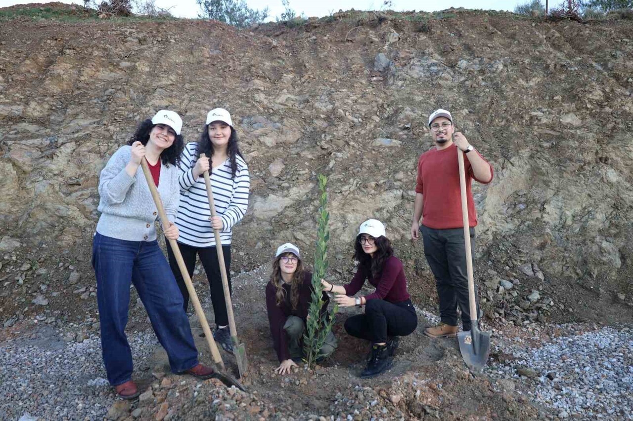 İZMİR EKONOMİ ÜNİVERSİTESİ (İEÜ), SAĞLIKLI BİR GELECEK İÇİN TOPRAĞIN ÖNEMİNE DİKKAT ÇEKMEK...