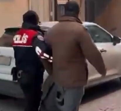 İZMİR EMNİYET MÜDÜRLÜĞÜ EKİPLERİNCE İL GENELİNDE ARANAN ŞAHISLARA YÖNELİK 86 ADRESE DÜZENLENEN EŞ...