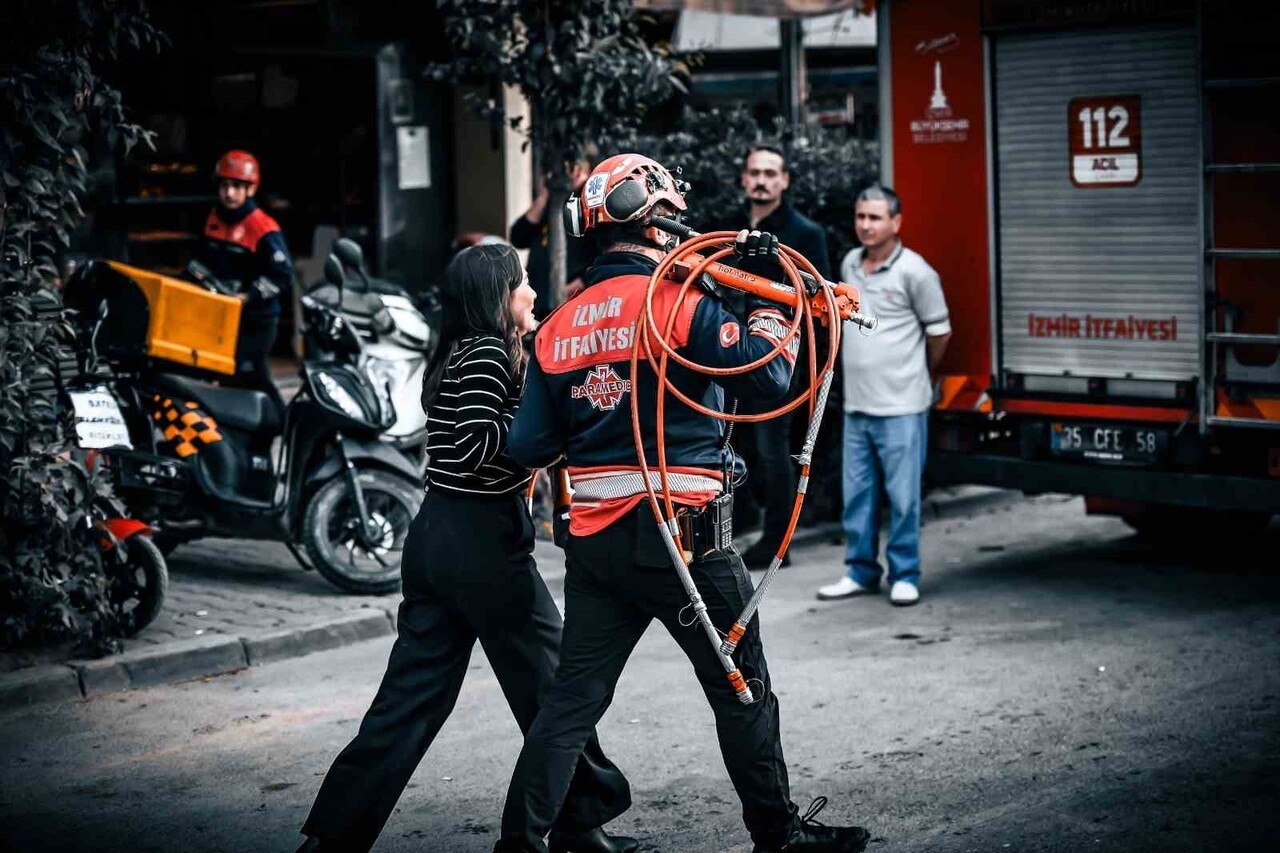 İZMİR’İN BORNOVA İLÇESİNDE 7 KATLI BİR İŞ HANINDA ÇIKAN YANGIN PANİĞE NEDEN OLDU. BİNADA MAHSUR...