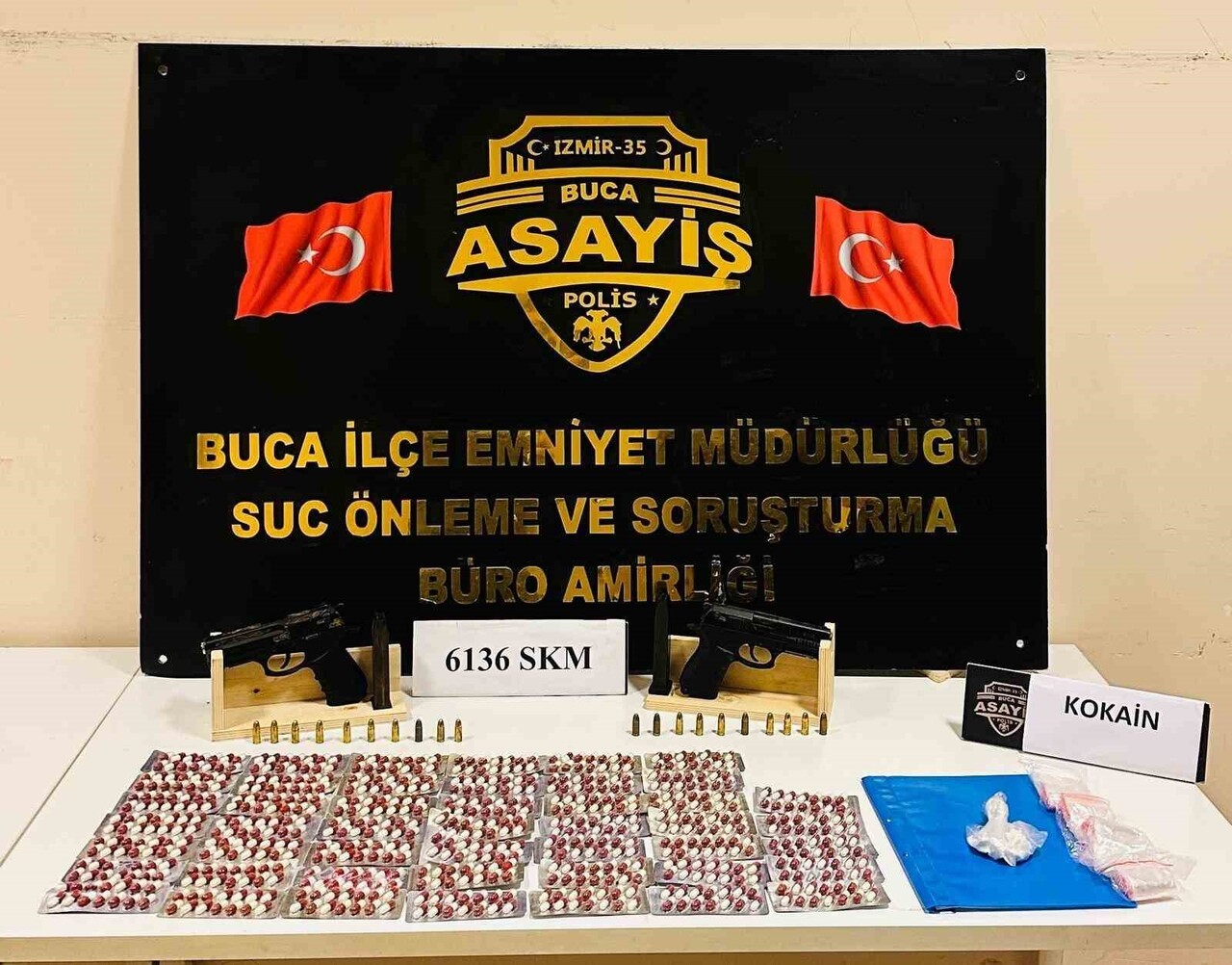 İZMİR’İN BUCA İLÇESİNDE DÜZENLENEN İKİ AYRI OPERASYONDA TOPLAM 5 ŞÜPHELİ YAKALANIRKEN, ÇOK SAYIDA...