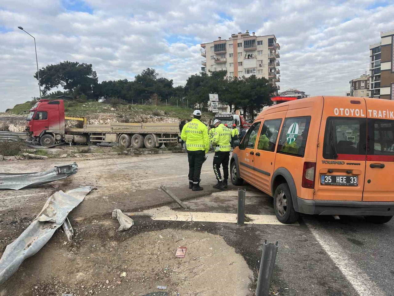 İZMİR’İN BUCA İLÇESİNDE KONTROLDEN ÇIKAN BİR TIR, BARİYERLERİ VE ORTA REFÜJÜ YIKARAK KARŞI ŞERİDE...