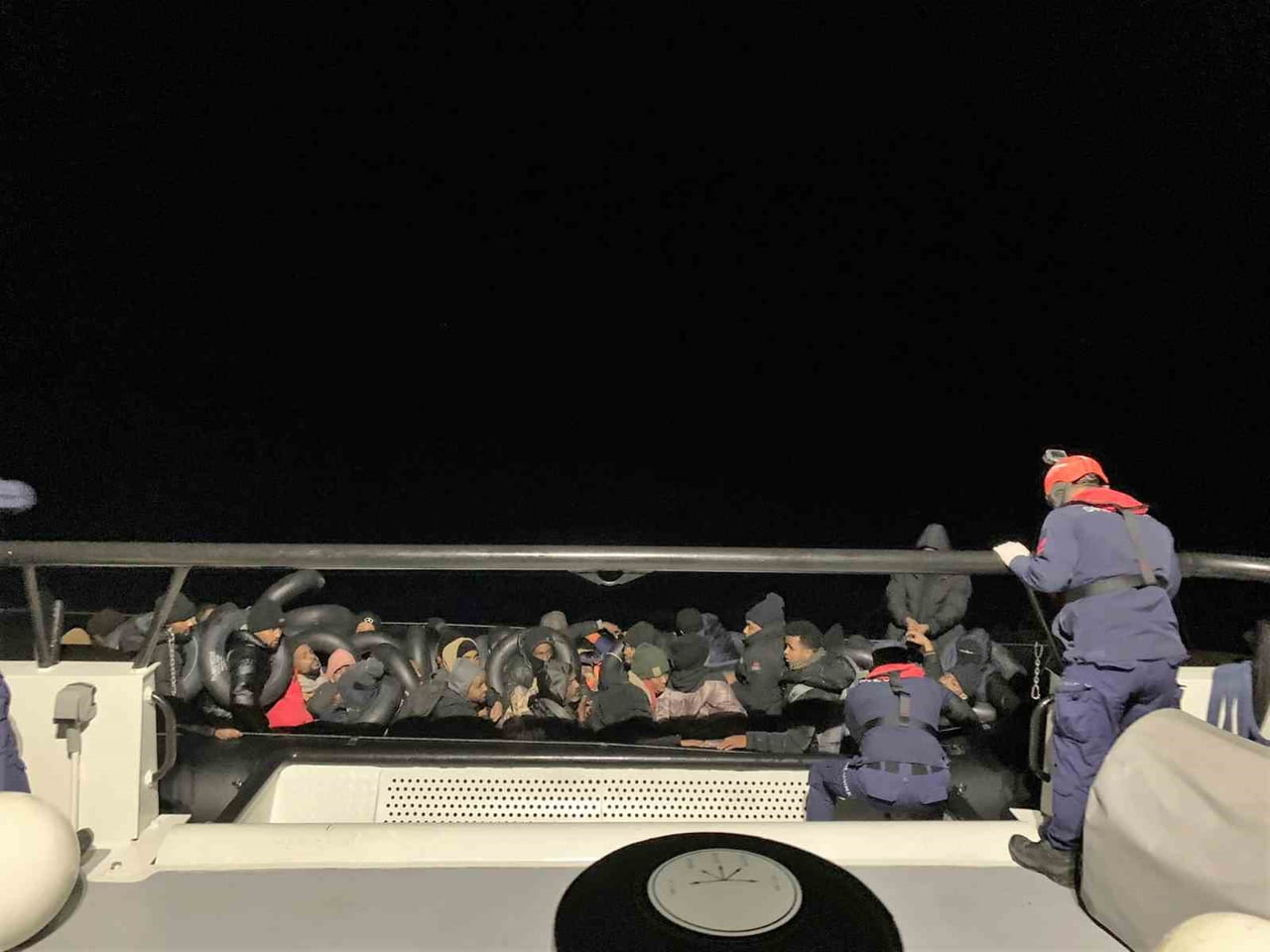 İZMİR’İN ÇEŞME İLÇESİ AÇIKLARINDA SAHİL GÜVENLİK EKİPLERİNCE GERÇEKLEŞTİRİLEN İKİ AYRI GÖREVDE, 44...