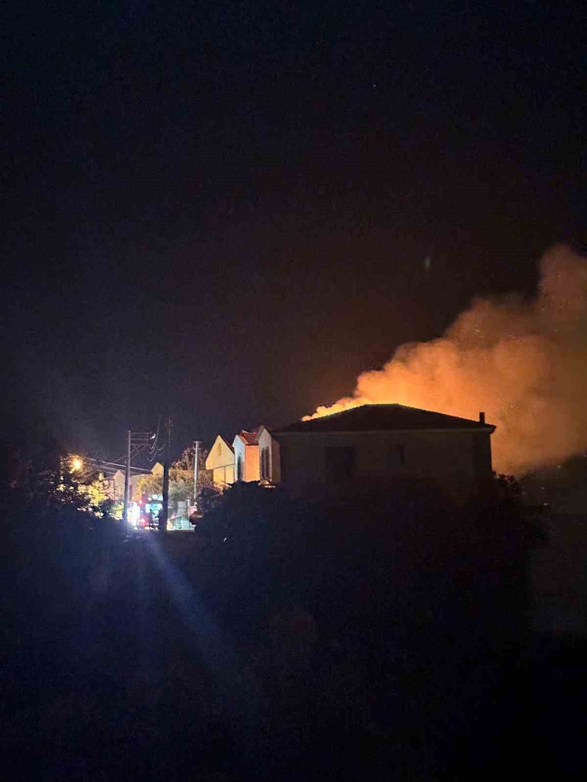 İZMİR’İN ÇEŞME İLÇESİNDE BİR VİLLADA ÇIKAN YANGIN, İTFAİYE EKİPLERİNİN MÜDAHALESİYLE KONTROL...