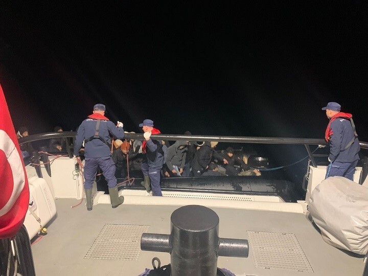 İZMİR’İN ÇEŞME VE DİKİLİ İLÇELERİ AÇIKLARINDA, MOTOR ARIZASI NEDENİYLE SÜRÜKLENEN LASTİK...