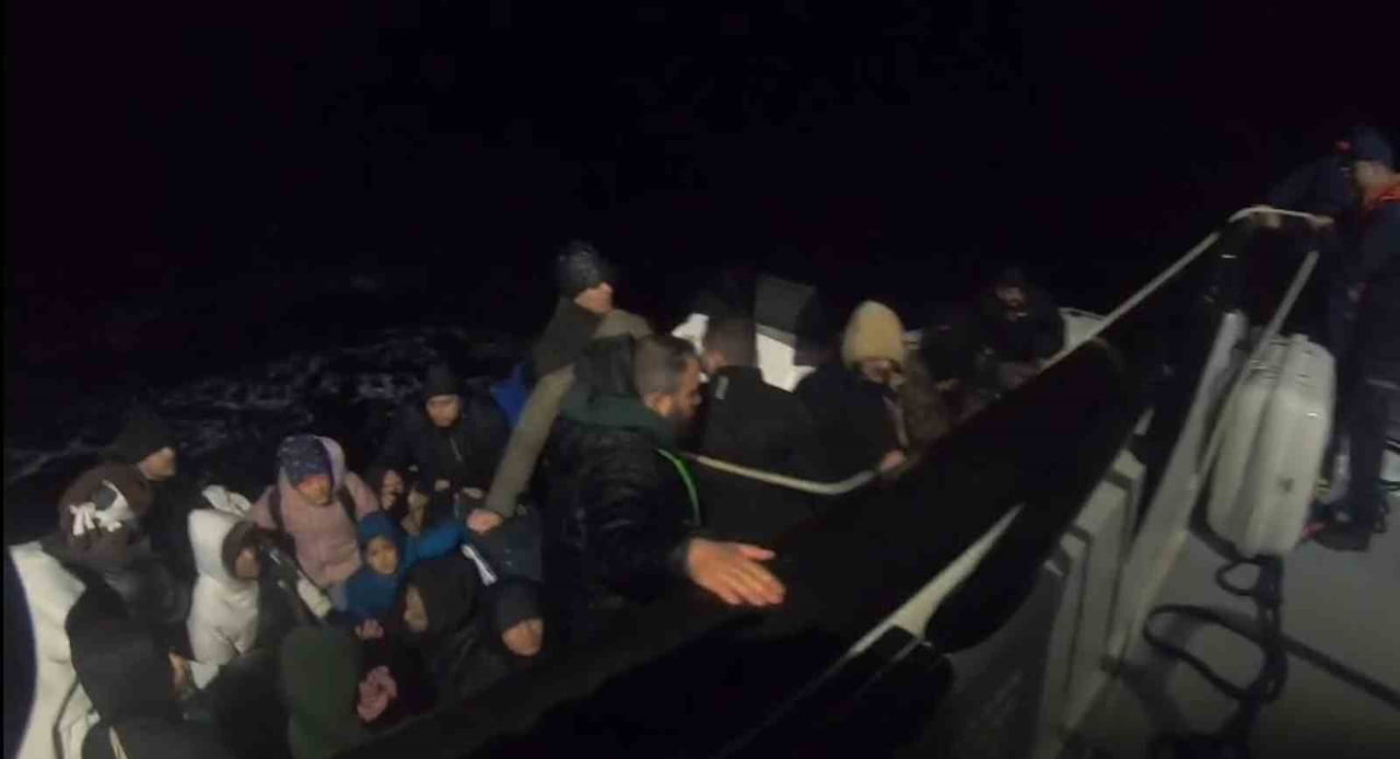 İZMİR’İN FOÇA İLÇESİ AÇIKLARINDA SAHİL GÜVENLİK EKİPLERİ TARAFINDAN DÜZENLENEN OPERASYONDA 25...