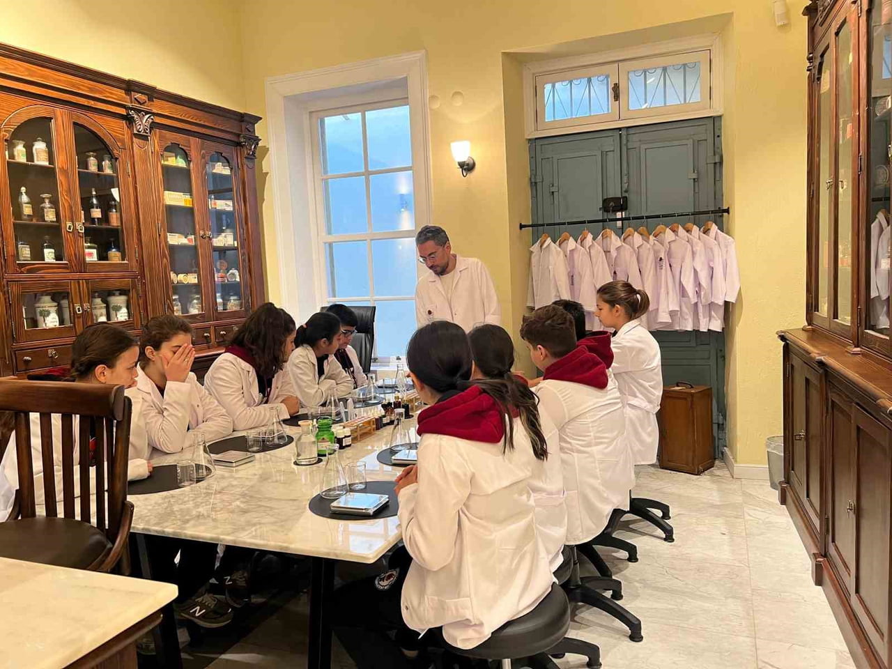 İZMİR’İN İLK MÜSLÜMAN TÜRK ECZACILARINDAN SÜLEYMAN FERİT ECZACIBAŞI’NIN MESLEK HAYATINI GEÇİRDİĞİ...