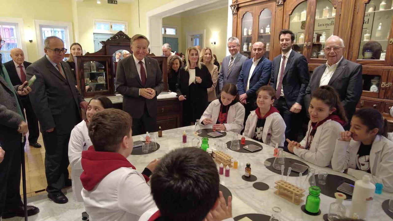 İZMİR’İN İLK MÜSLÜMAN TÜRK ECZACILARINDAN SÜLEYMAN FERİT ECZACIBAŞI’NIN MESLEK HAYATINI GEÇİRDİĞİ...