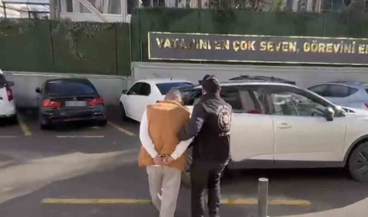 İZMİR’İN KONAK İLÇESİNDE EVİNE GİRDİĞİ YAŞLI KADINI MANDA YURDU SATIYORUM YALANIYLA DOLANDIRIP...