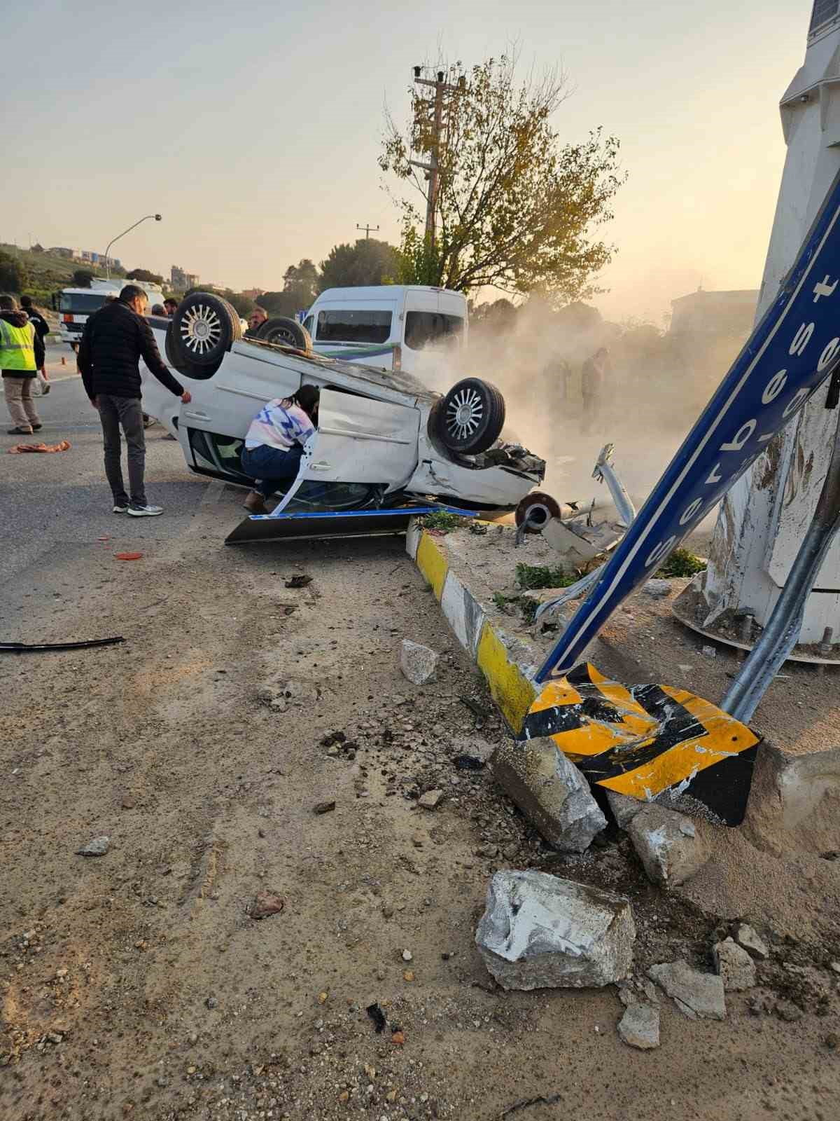 İZMİR’İN MENEMEN İLÇESİNDE KONTROLDEN ÇIKAN OTOMOBİLİN TAKLA ATARAK HURDAYA DÖNMESİ SONUCU ARAÇTA...