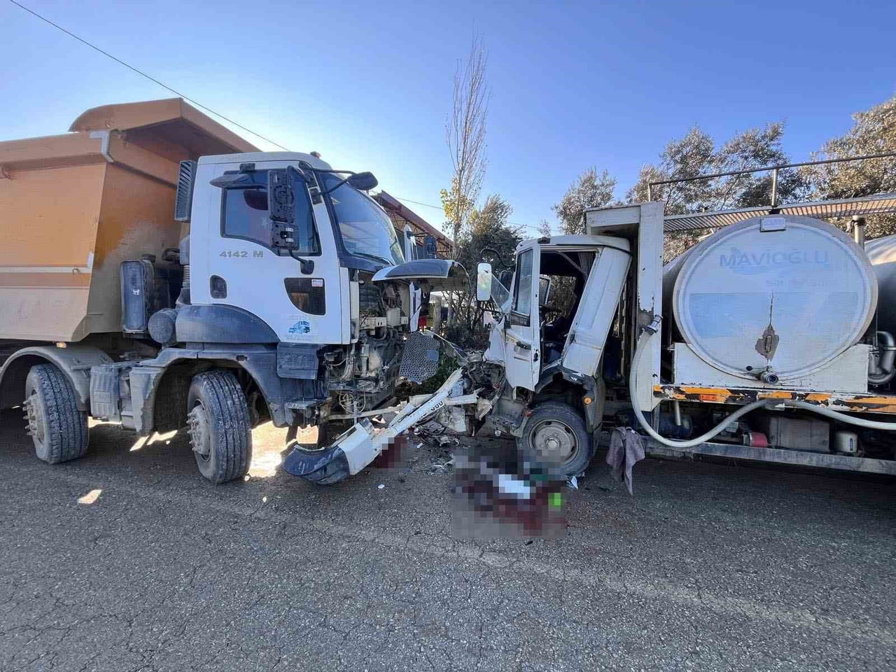 İZMİR’İN ÖDEMİŞ İLÇESİNDE KAMYON İLE KAMYONETİN ÇARPIŞMASI SONUCU MEYDANA GELEN TRAFİK KAZASINDA 1...