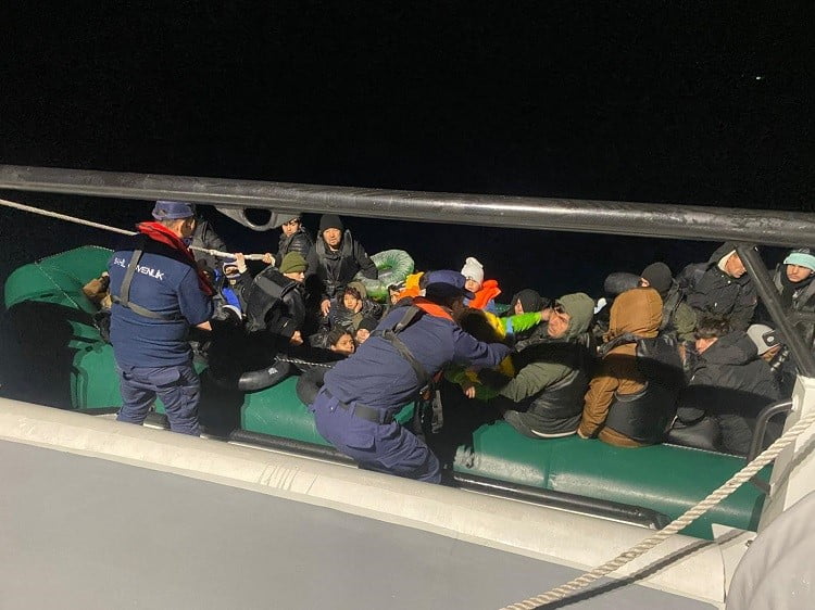 İZMİR’İN SEFERİHİSAR İLÇESİ AÇIKLARINDA, SAHİL GÜVENLİK EKİPLERİ TARAFINDAN DURDURULAN LASTİK BOT...