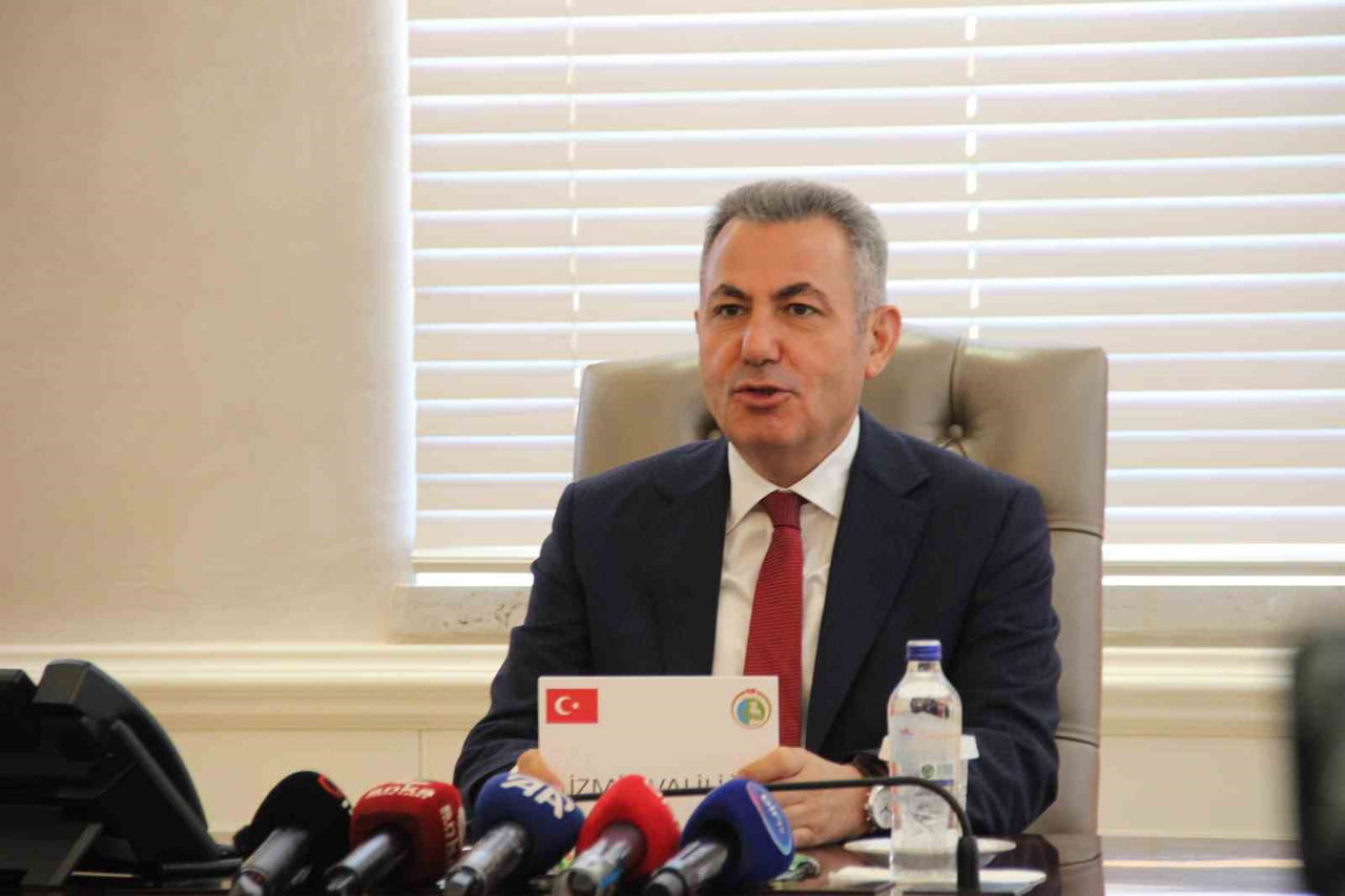 İZMİR VALİSİ SÜLEYMAN ELBAN, BASIN MENSUPLARIYLA BİR ARAYA GELDİĞİ BULUŞMADA, YILBAŞI GÜNÜ...