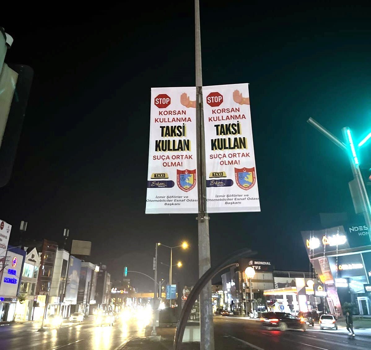İZMİRLİ TAKSİCİLER ŞEHİR GENELİNE "KORSAN KULLANMA" AFİŞLERİ ASTI