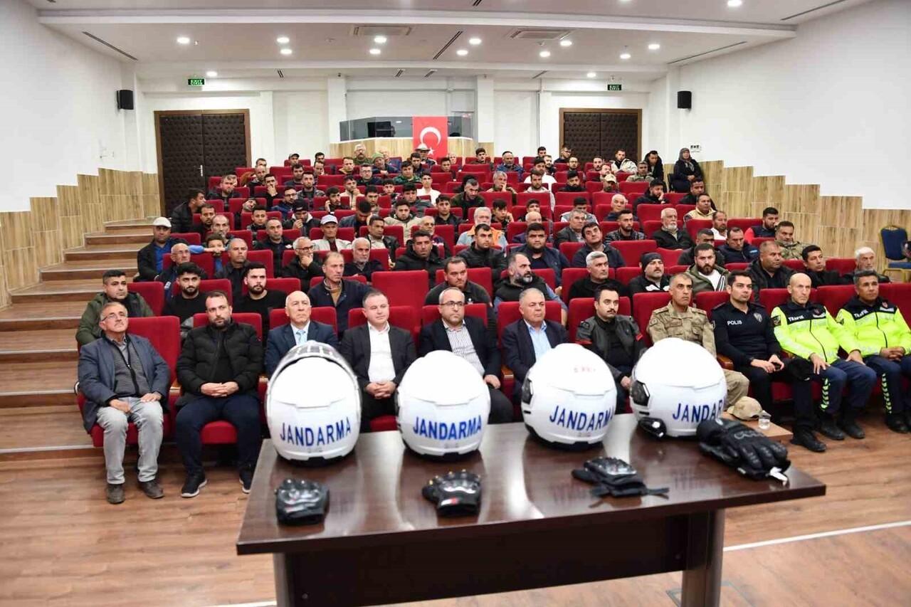 JANDARMADAN MOTOSİKLET SÜRÜCÜLERİNE EĞİTİM VE HEDİYE KASK