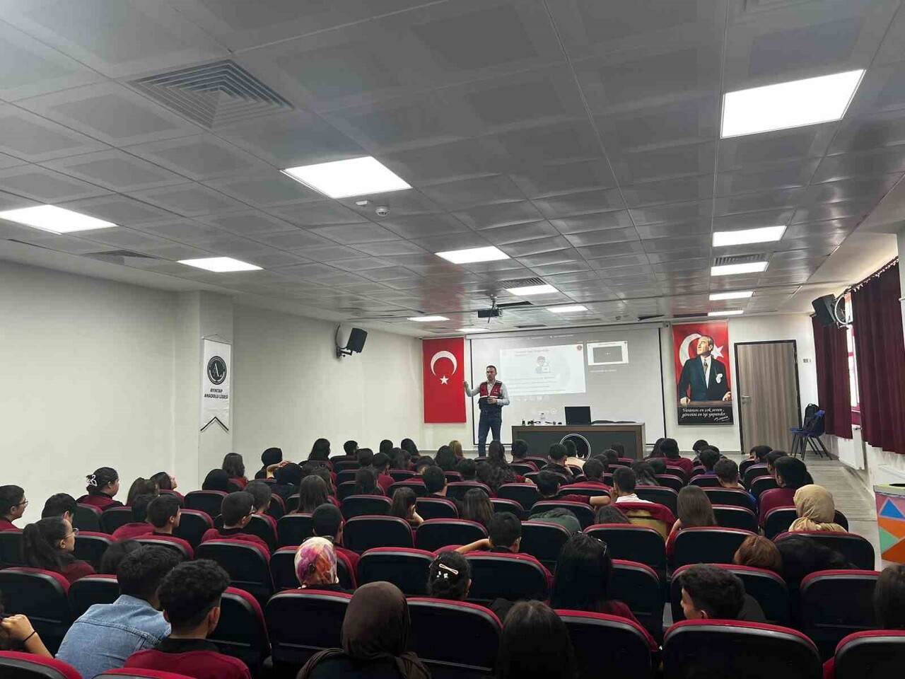 JANDARMADAN ÖĞRENCİLERE SİBER GÜVENLİK EĞİTİMİ