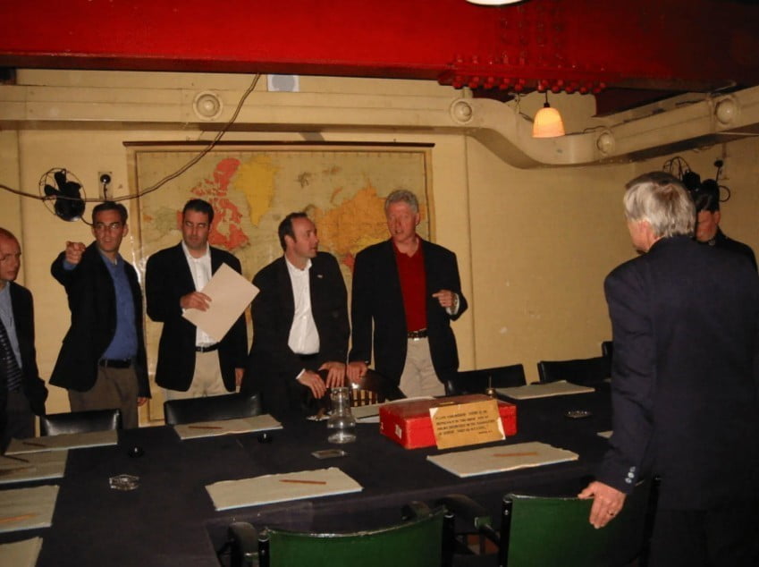 JEFFREY EPSTEİN’İN DOSYASI İLE İLGİLİ YAYINLADIĞI BELGELERDE YER ALAN ESKİ ABD BAŞKANI BİLL...