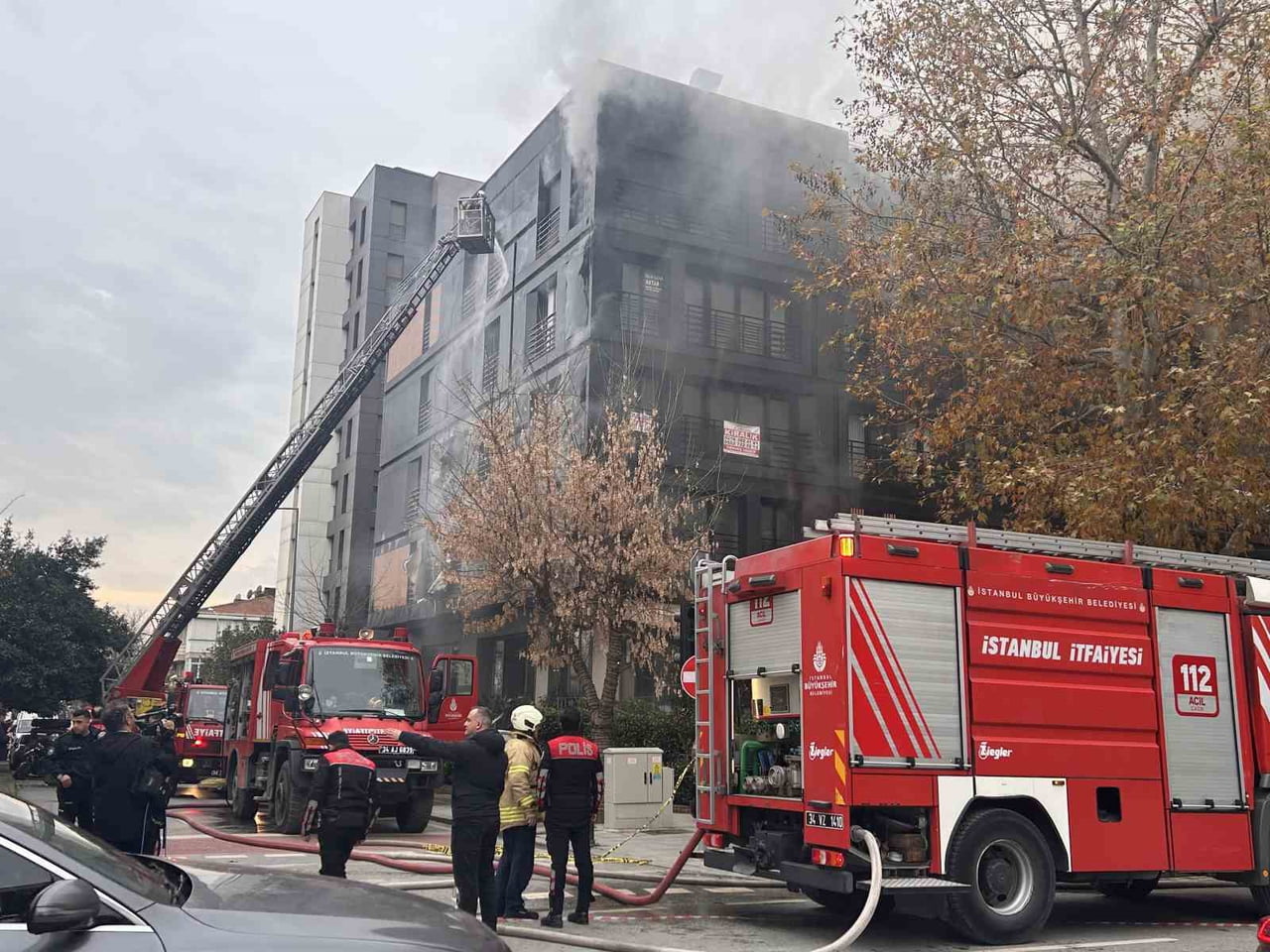 KADIKÖY BAĞDAT CADDESİ'NDE 5 KATLI BİR BİNADA YANGIN ÇIKTI. BİNANIN TAMAMINI SARAN YANGINI...