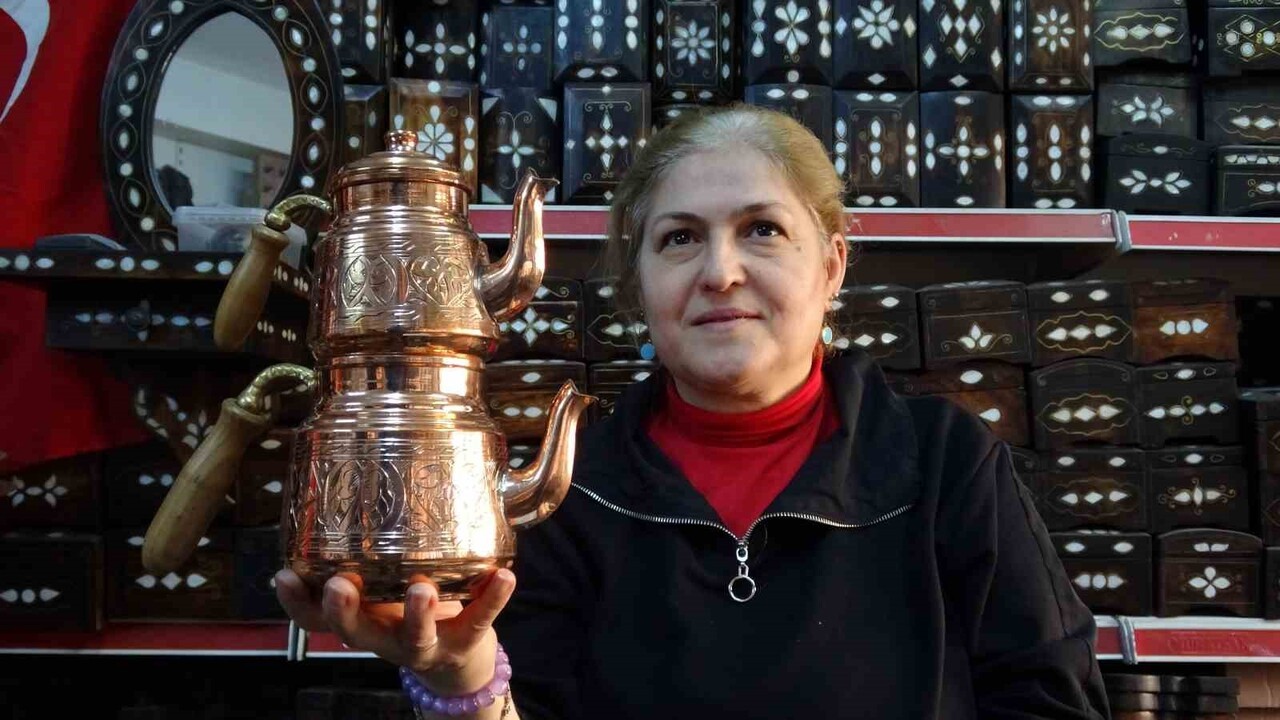 KADIN BAKIR USTASI ERKEKLERE TAŞ ÇIKARTIYOR