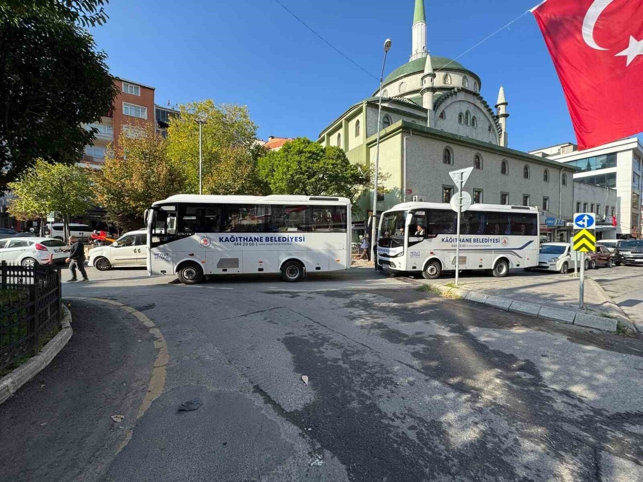 KAĞITHANE BELEDİYESİ, İLÇE GENELİNDE HER AY DÜZENLİ OLARAK SAĞLADIĞI ÜCRETSİZ MEZARLIK SERVİSİYLE...