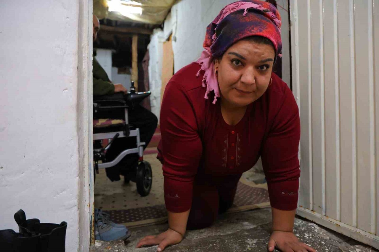 KAHRAMANMARAŞ'TA BEDENSEL ENGELLİ BİR ÇİFT, YILLARDIR YAŞAMAK ZORUNDA KALDIKLARI, ÇATISI AKAN VE...