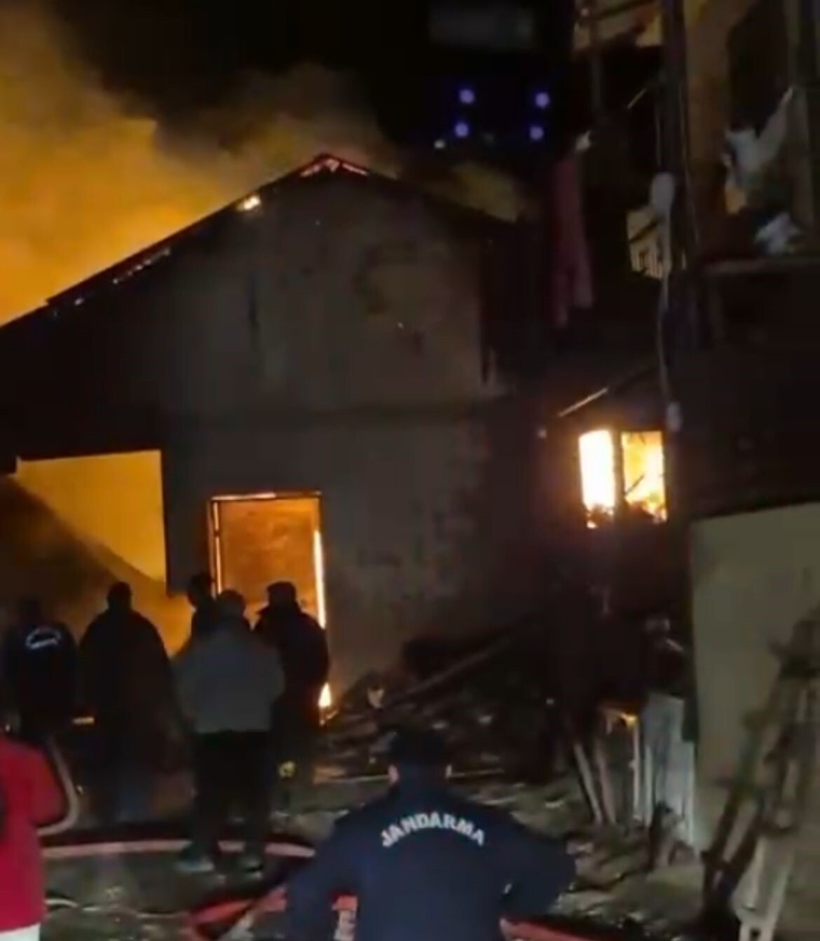 KAHRAMANMARAŞ'TA BİR EVİN AHIR VE GARAJINDA ÇIKAN YANGIN İTFAİYE EKİPLERİNİN MÜDAHALESİYLE...