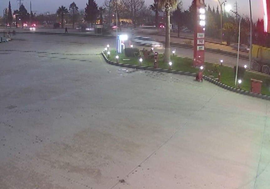 KAHRAMANMARAŞ'TA MEYDANA GELEN TRAFİK KAZASINDA ORTA REFÜJDEKİ AĞACA ÇARPAN SÜRÜCÜ HAYATINI...