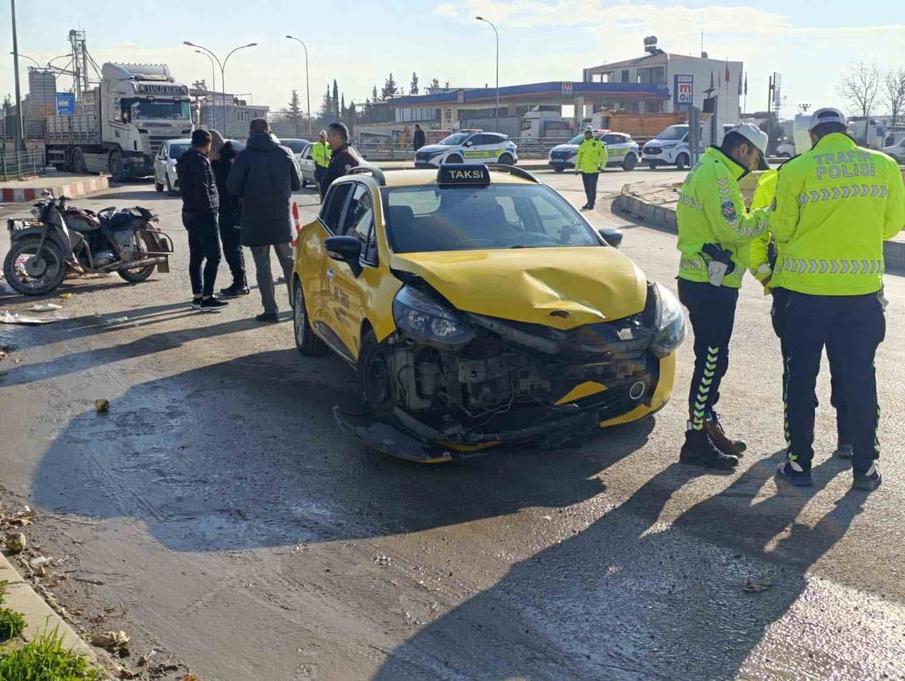 KAHRAMANMARAŞ'TA TİCARİ ARAÇ İLE SEPETLİ MOTOSİKLETİN KARIŞTIĞI TRAFİK KAZASINDA 2 KİŞİ...