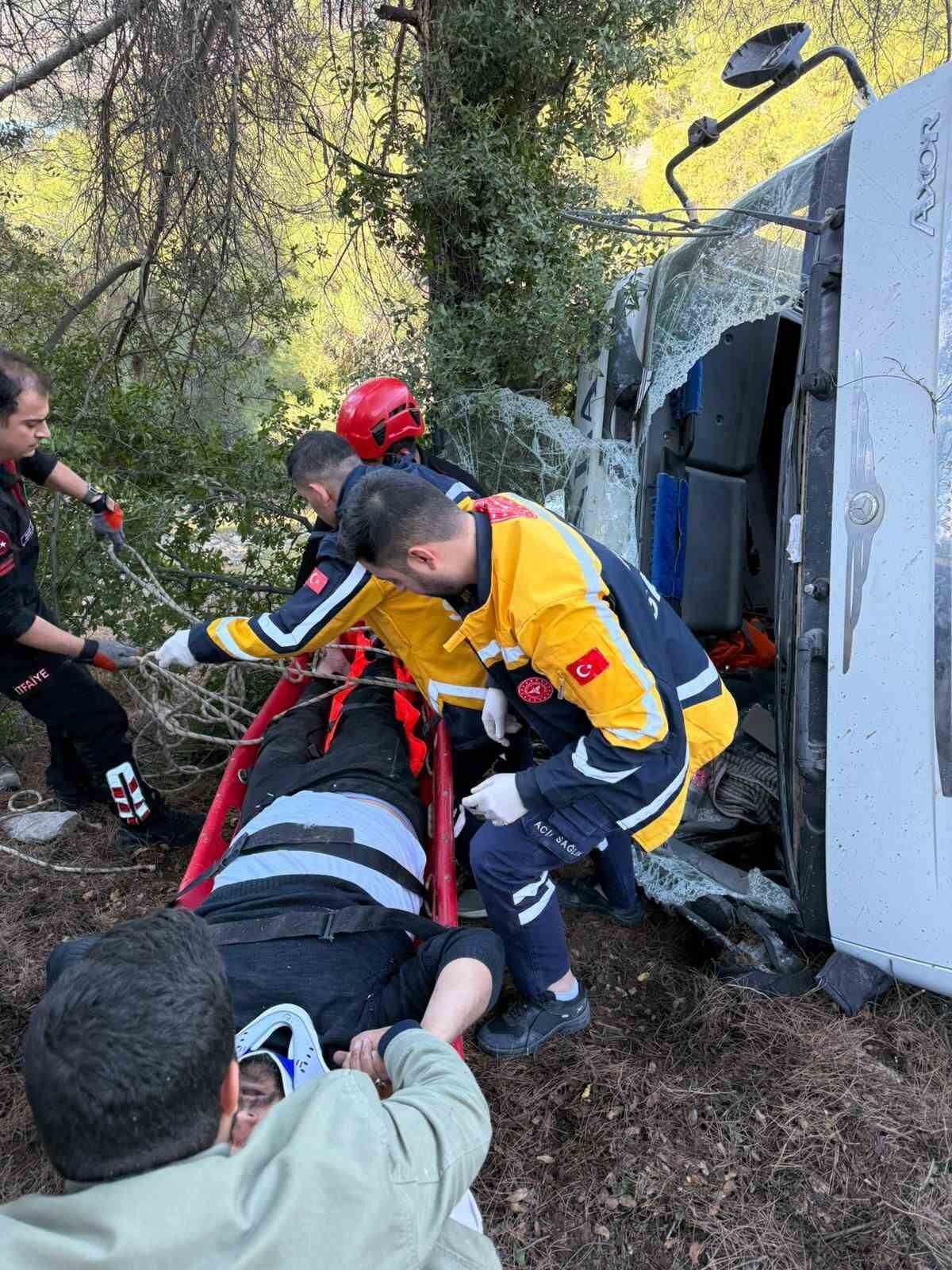 KAHRAMANMARAŞ'TA UÇURUMA YUVARLANAN KAMYONUN SÜRÜCÜSÜ YARALANDI