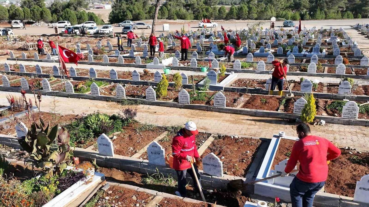 KAHRAMANMARAŞ BÜYÜKŞEHİR BELEDİYESİ, KAPIÇAM ŞEHİR MEZARLIĞI’NDA BAKIM, PEYZAJ VE ÇEVRE...