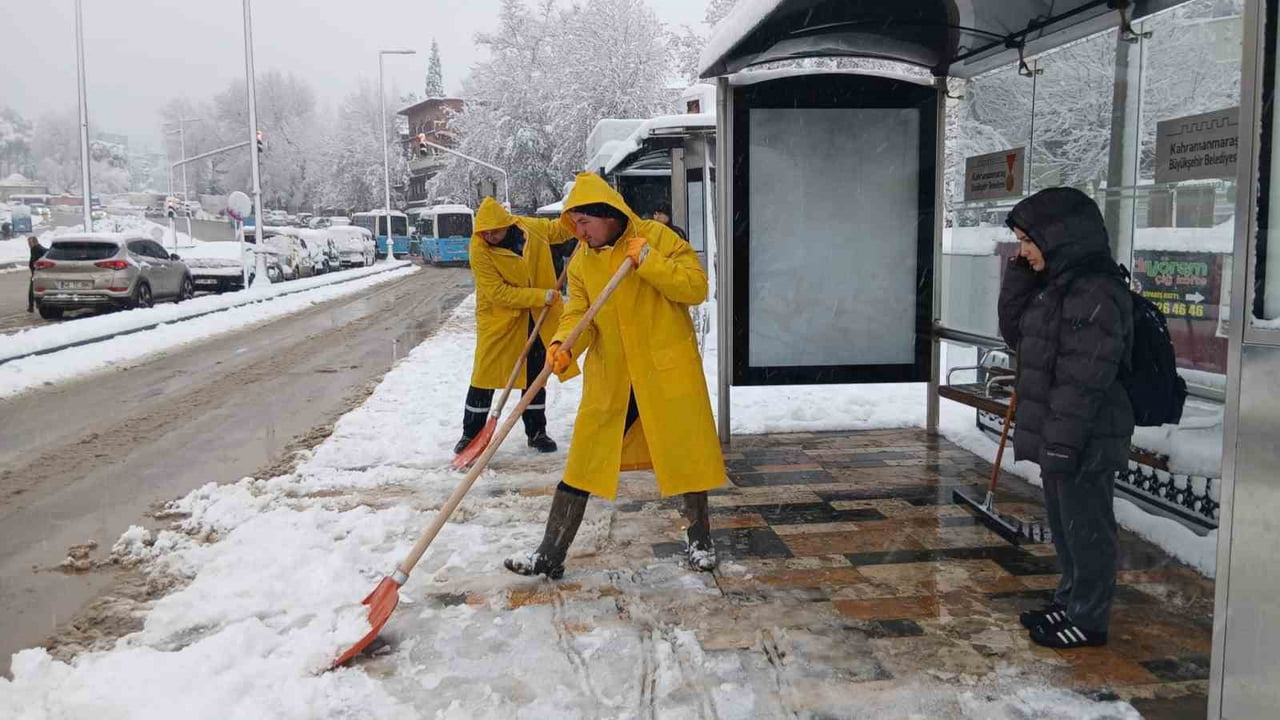 KAHRAMANMARAŞ BÜYÜKŞEHİR BELEDİYESİ, KAR YAĞIŞININ ARDINDAN YAYA TRAFİĞİNDE YAŞANABİLECEK...