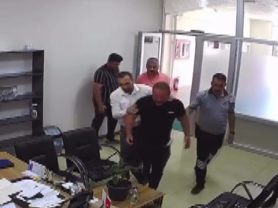 KAHRAMANMARAŞ’IN AFŞİN İLÇESİNDE, 5 ÇOCUK BABASI BİR VATANDAŞIN BELEDİYE HİZMET BİNASI ÖNÜNE...