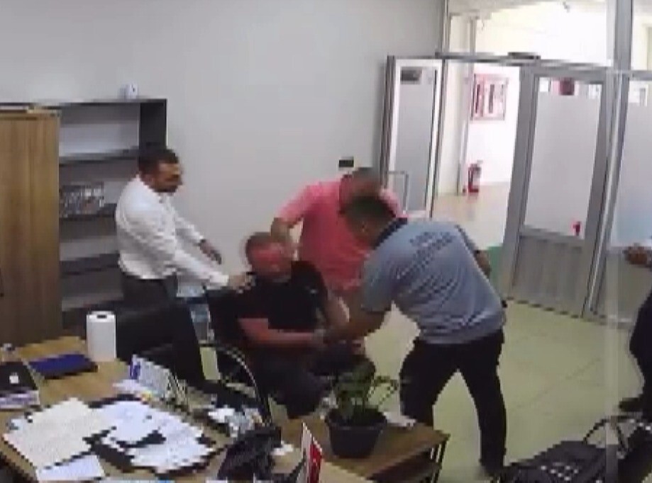 KAHRAMANMARAŞ’IN AFŞİN İLÇESİNDE, 5 ÇOCUK BABASI BİR VATANDAŞIN BELEDİYE HİZMET BİNASI ÖNÜNE...